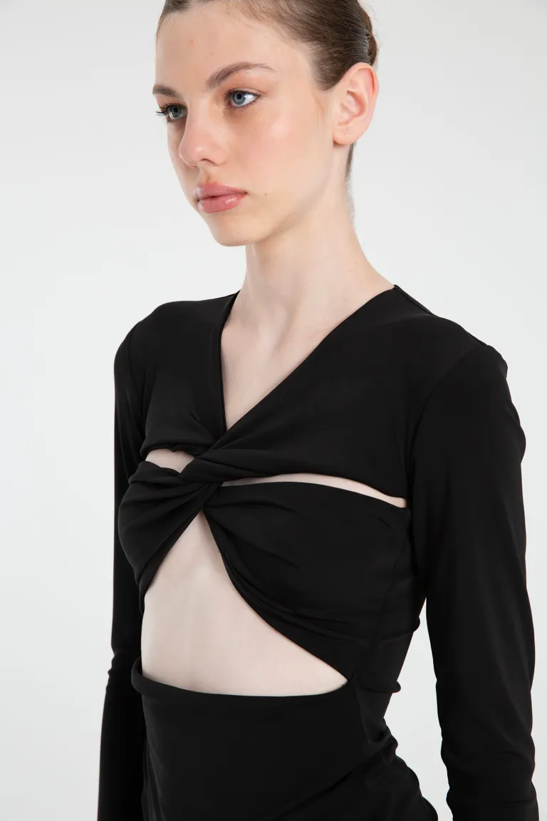 Vestido de punto negro con detalle de torsión en el escote y sustracción en la cintura de Naíma en Vestidos para argentina