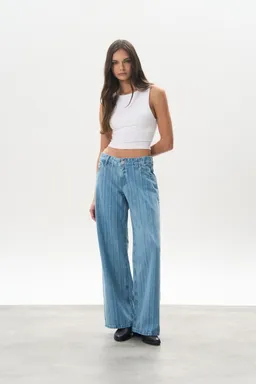 Jean denim wide tiro bajo ryan de Magda en Pantalones para argentina