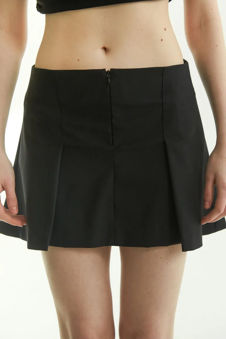 Falda mini estructura tablas y cierre invisible, diseño elegante y chic de Las Pepas en Faldas para argentina