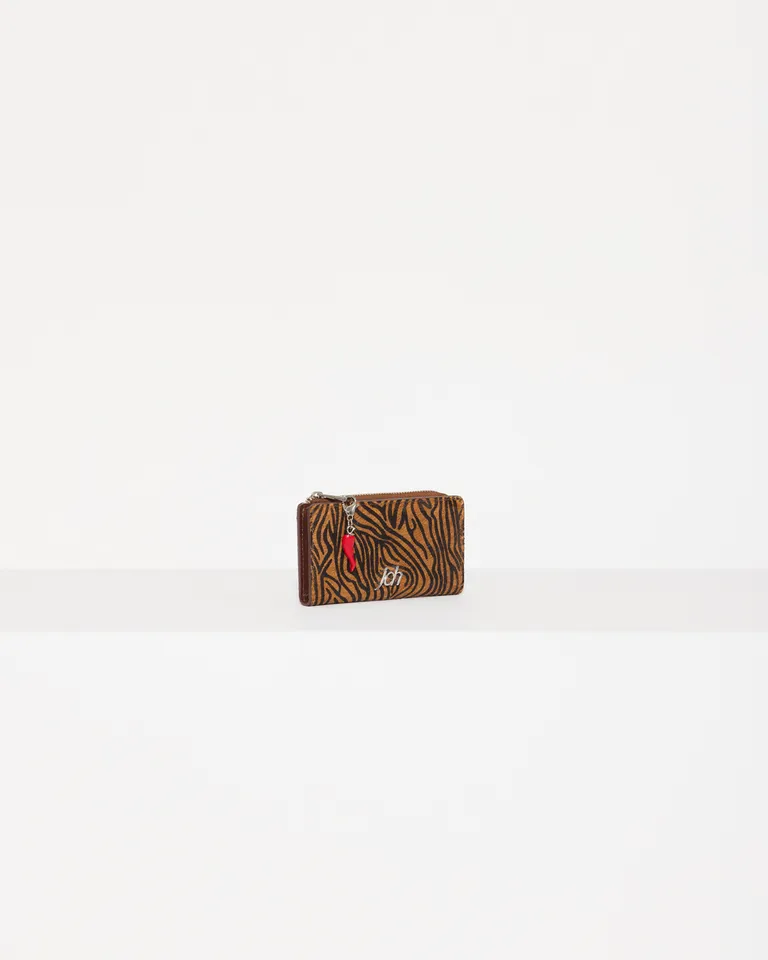 Tarjetero con aplique metálico y cierre, diseño estampado animal print de Jazmin Chebar en Billeteras y Monederos para argentina