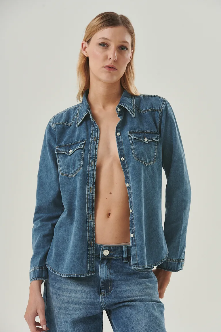 Camisa de denim de corte clásico y textura ligera para looks relajados y urbanos de Sweet en Camisas para argentina