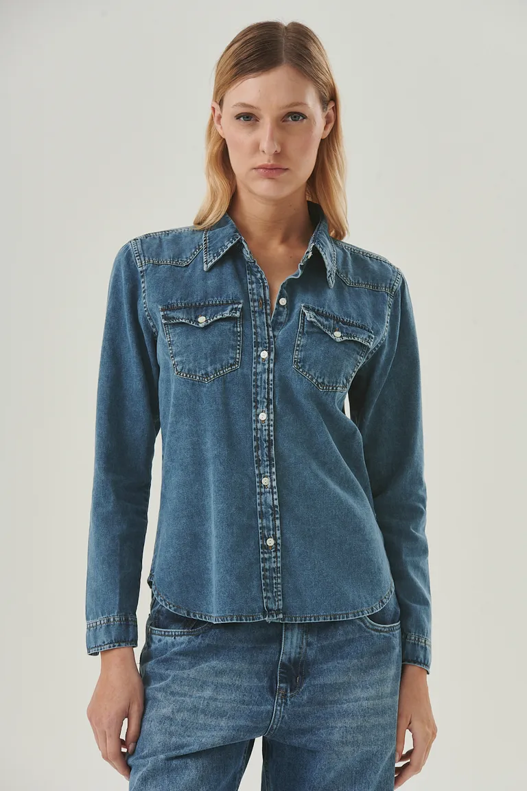 Camisa de denim de corte clásico y textura ligera para looks relajados y urbanos de Sweet en Camisas para argentina