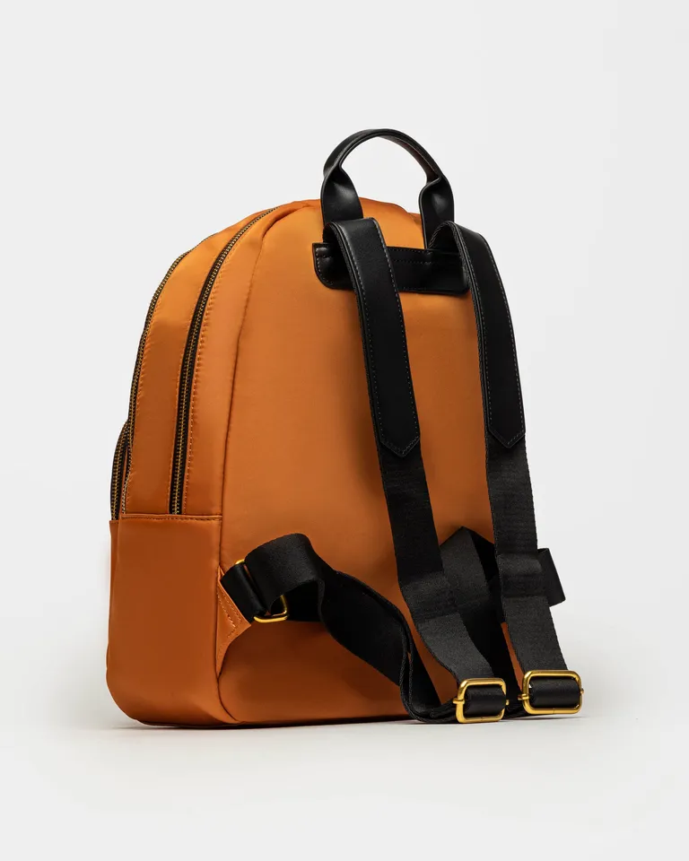 Mochila naranja en nylon, accesorio elegante y funcional para mujer de Prüne en Mochilas para argentina
