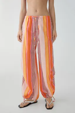 Pantalón parachute rayado de Mango en Pantalones para argentina