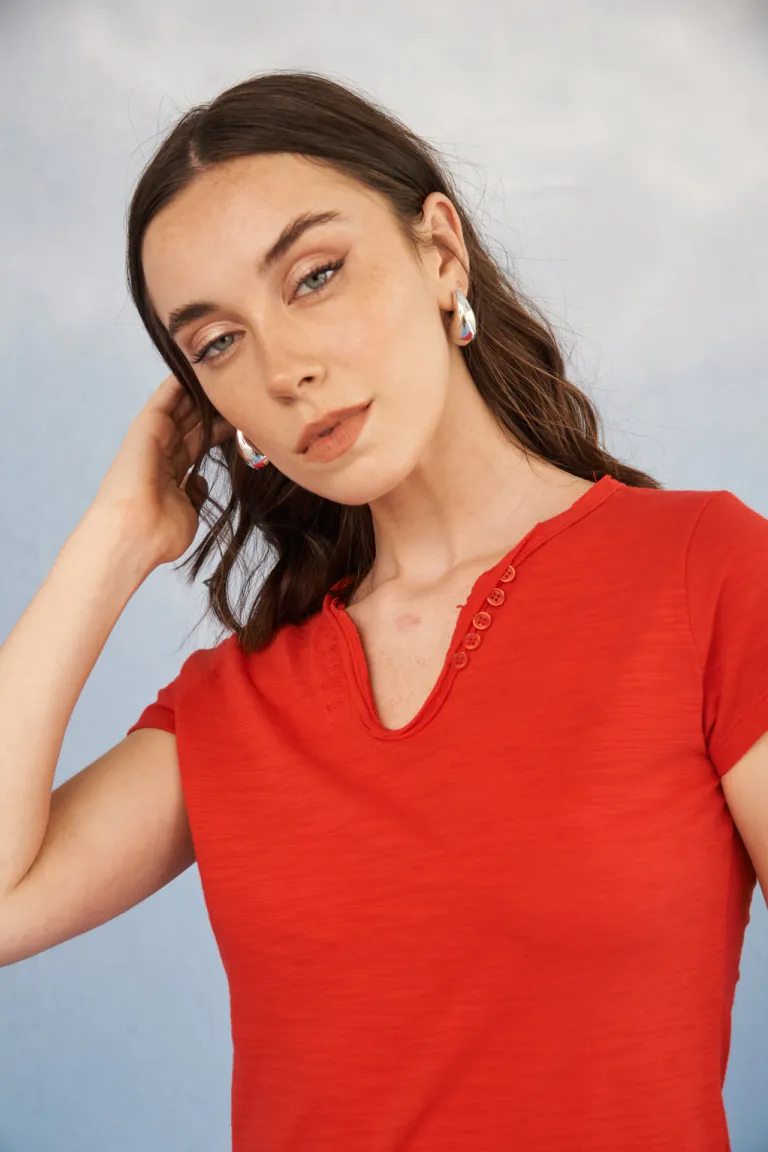 Remera roja de diseño minimalista y elegante para mujer de Apricot en Remeras para argentina