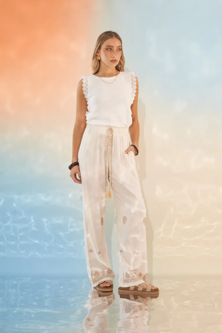 Pantalones blancos fluidos y vaporosos para un estilo elegante y versátil de Apricot en Pantalones para argentina
