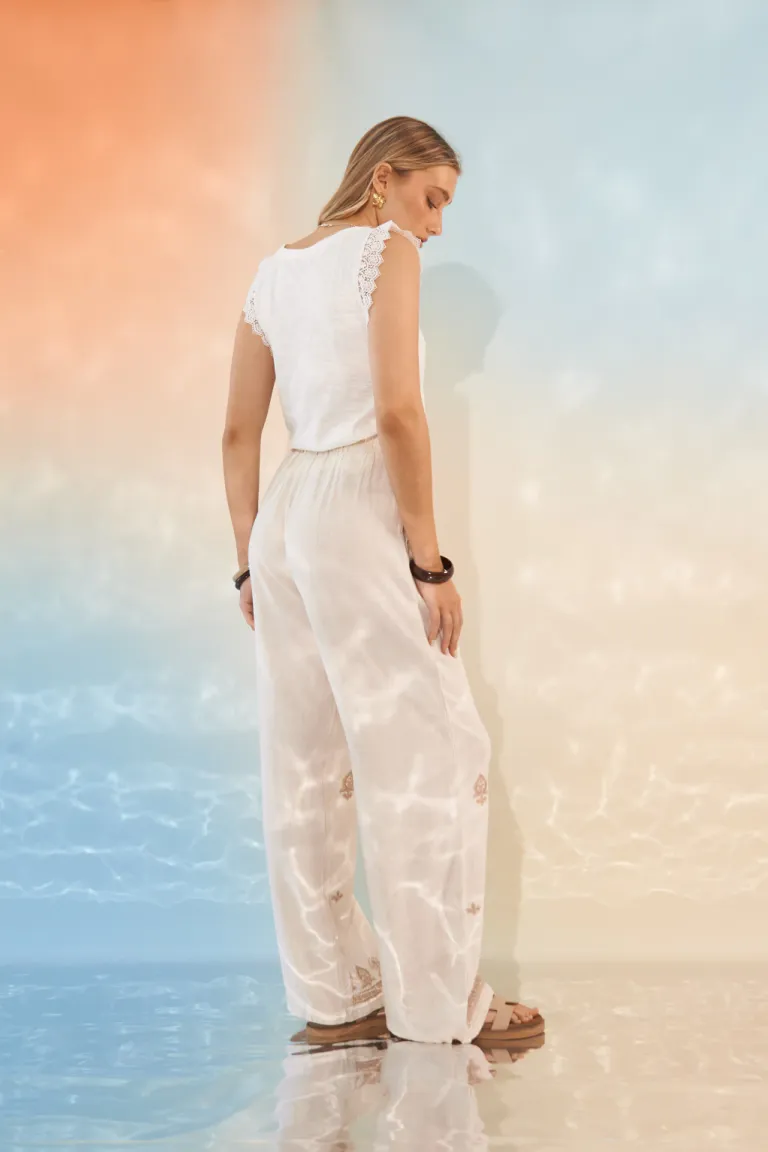 Pantalones blancos fluidos y vaporosos para un estilo elegante y versátil de Apricot en Pantalones para argentina