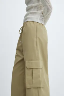 Pantalón cargo elástico de Mango en Pantalones para argentina