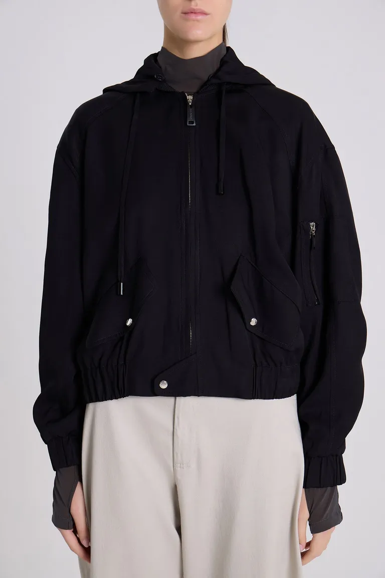 Chaqueta bomber negra de línea oversize en acabado satinado para mujer de Maria Cher en Chaquetas para argentina