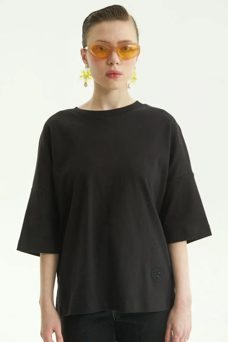 Remera oversize de algodón negro con logo bordado en la espalda de Las Pepas en Remeras para argentina