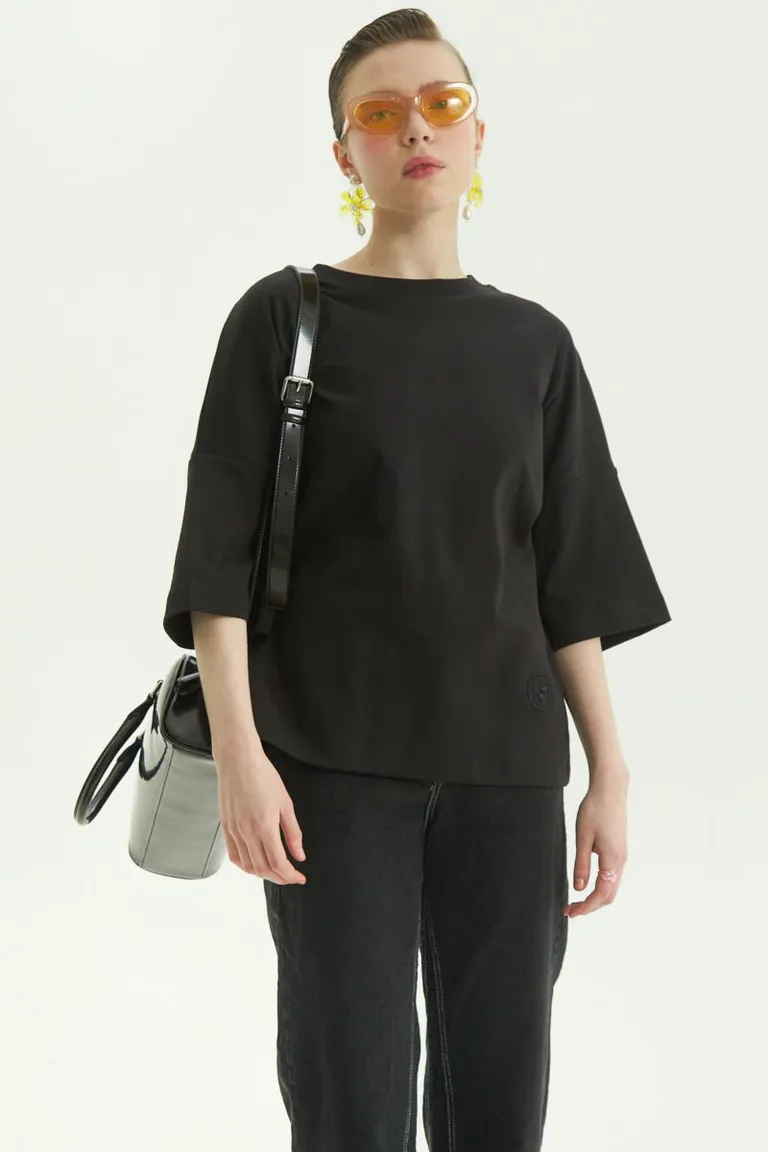 Remera oversize de algodón negro con logo bordado en la espalda de Las Pepas en Remeras para argentina