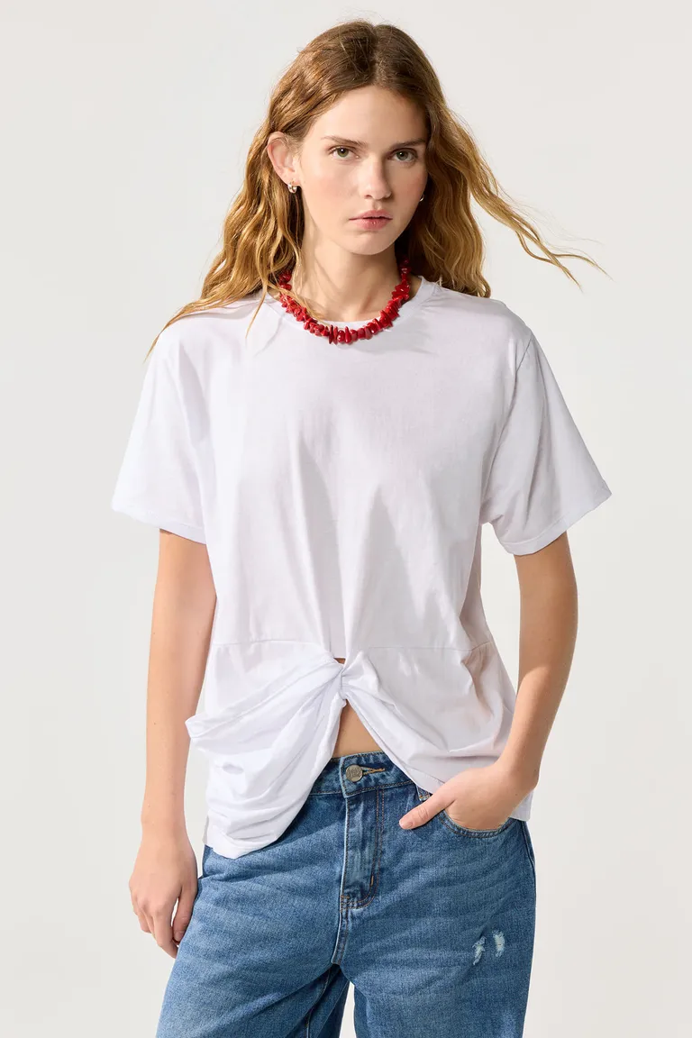 Remerón blanco de algodón con detalle de nudo cruzado en el frente de Cuesta Blanca en Remeras para argentina