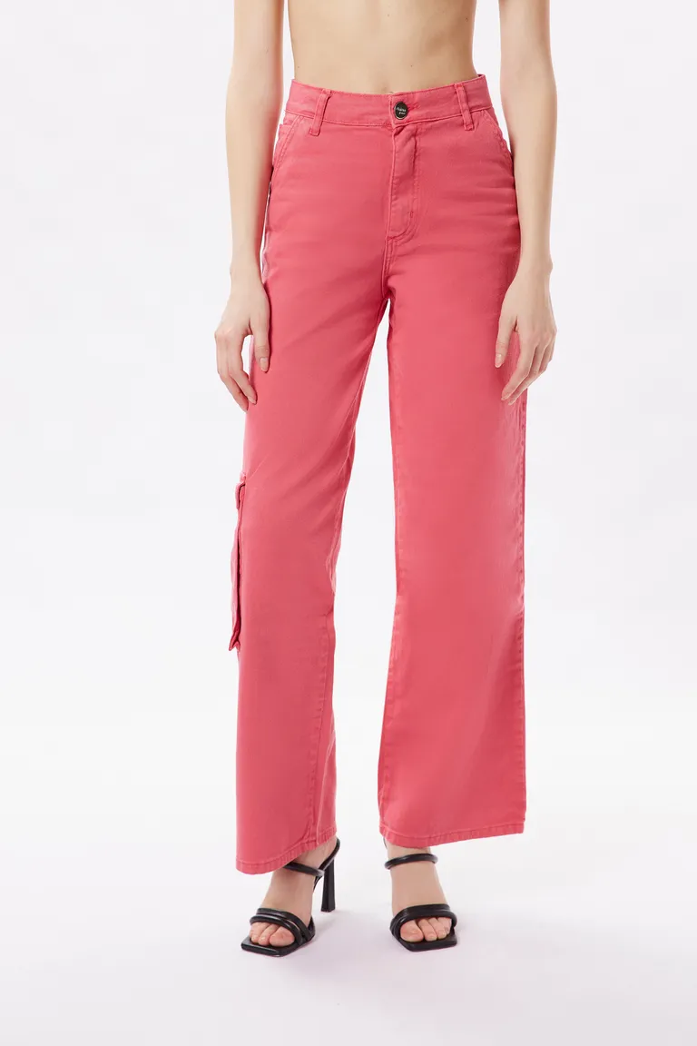 Jean cargo wide leg de silueta amplia y tiro medio con bolsillos laterales de Naíma en Pantalones para argentina