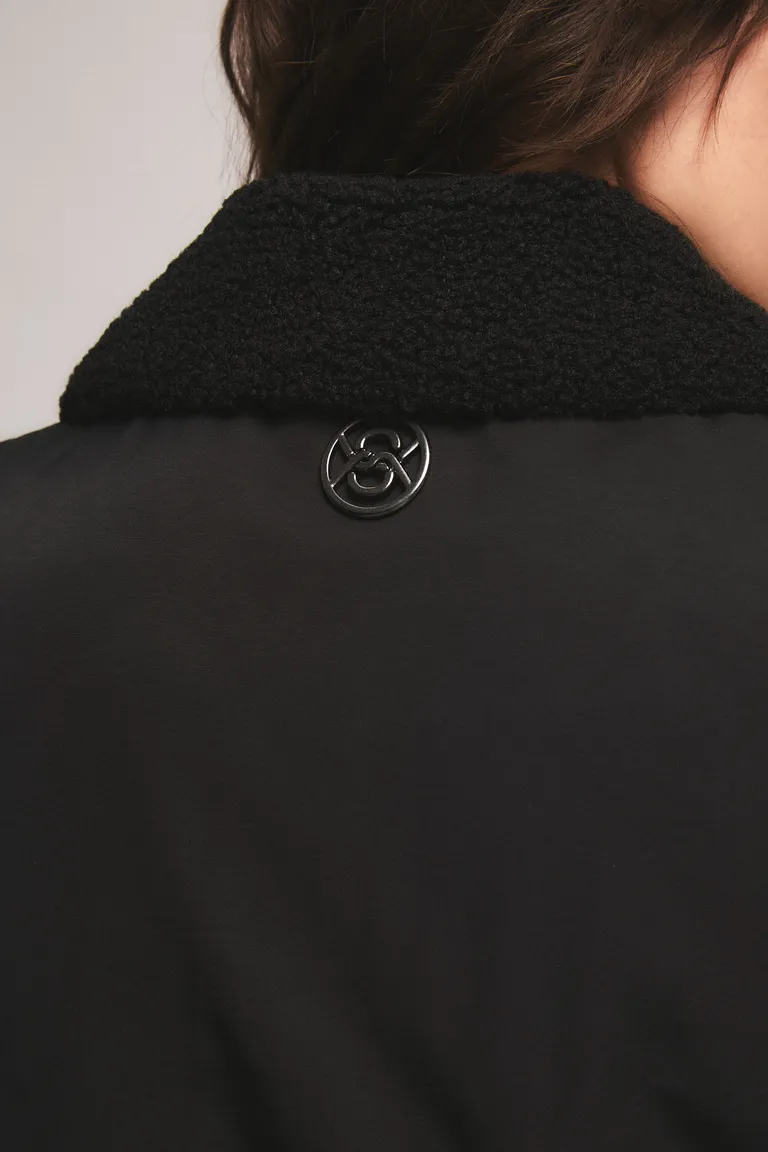 Chaleco tipo aviador con cuello de pelo sintético, cierre frontal y terminaciones de rib en cintura y puños de Kosiuko en Chalecos para argentina