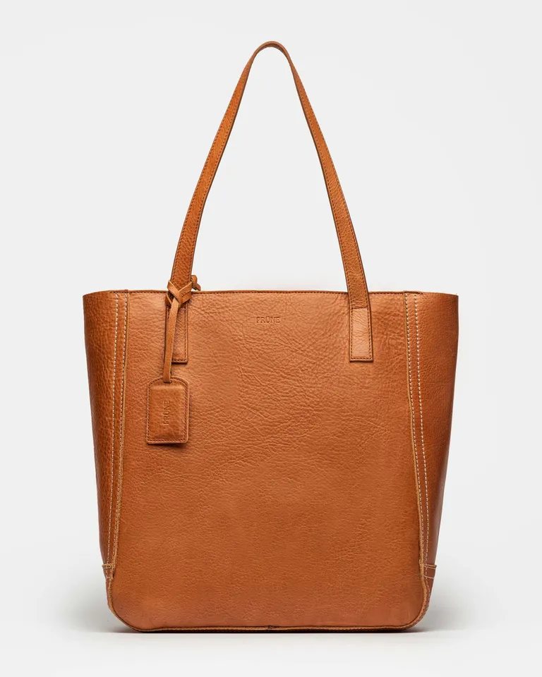 Bolso shopper de cuero vegetal en color marrón, con cierre y manijas cómodas para el hombro de Prüne en Bolsos y Carteras para argentina