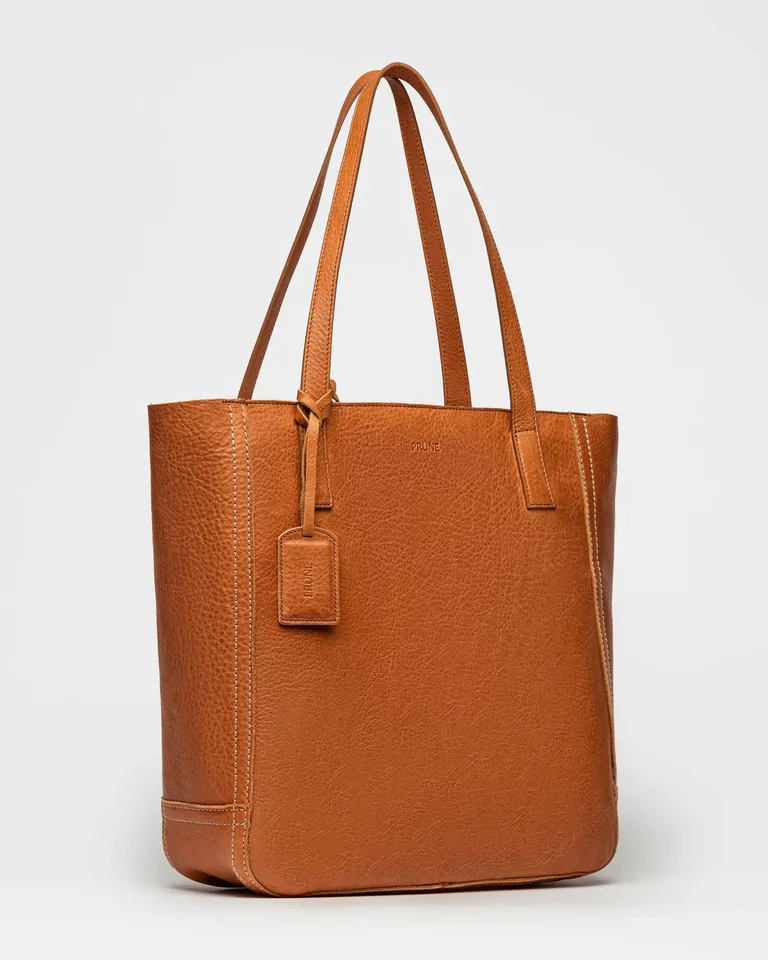 Bolso shopper de cuero vegetal en color marrón, con cierre y manijas cómodas para el hombro de Prüne en Bolsos y Carteras para argentina