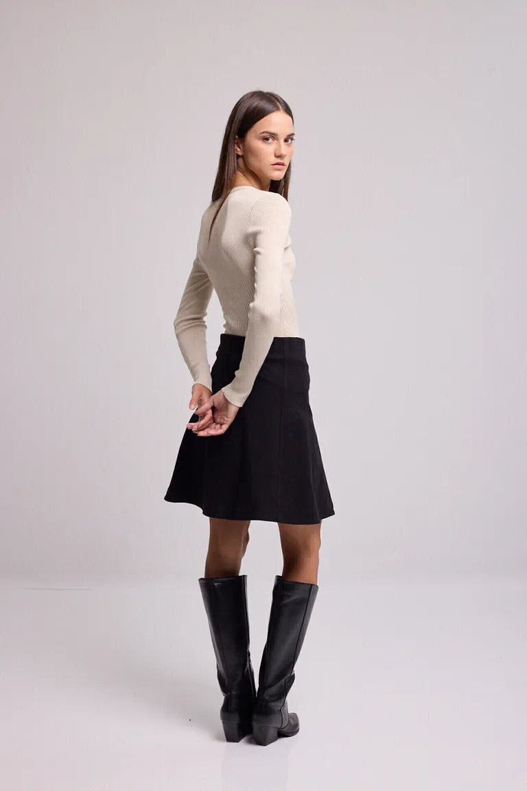 Falda acampanada con recortes, pinzas y cintura elástica de Kill en Faldas para argentina