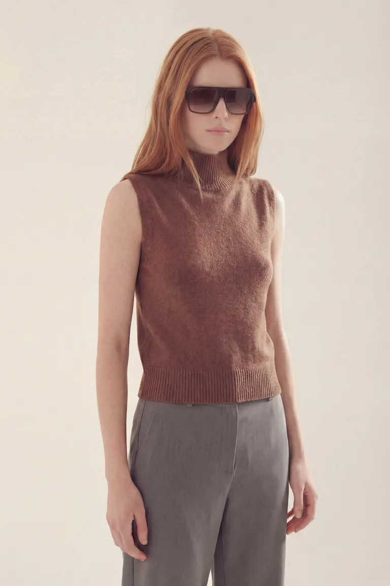 Remera sin mangas de cuello alto ajustada al cuerpo con diseño minimalista de Akiabara en Remeras para argentina