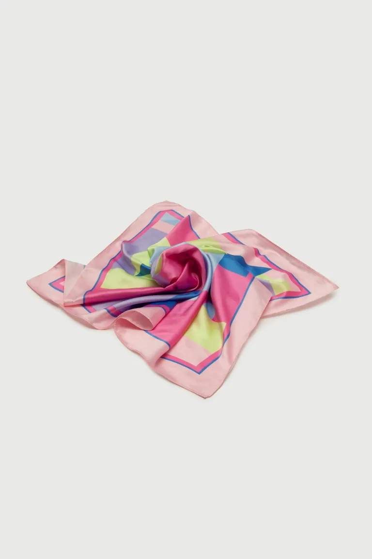 Pañuelo de seda con estampado geométrico multicolor, un complemento versátil y elegante para tus looks de verano de Markova en Bufandas y Pañuelos para argentina