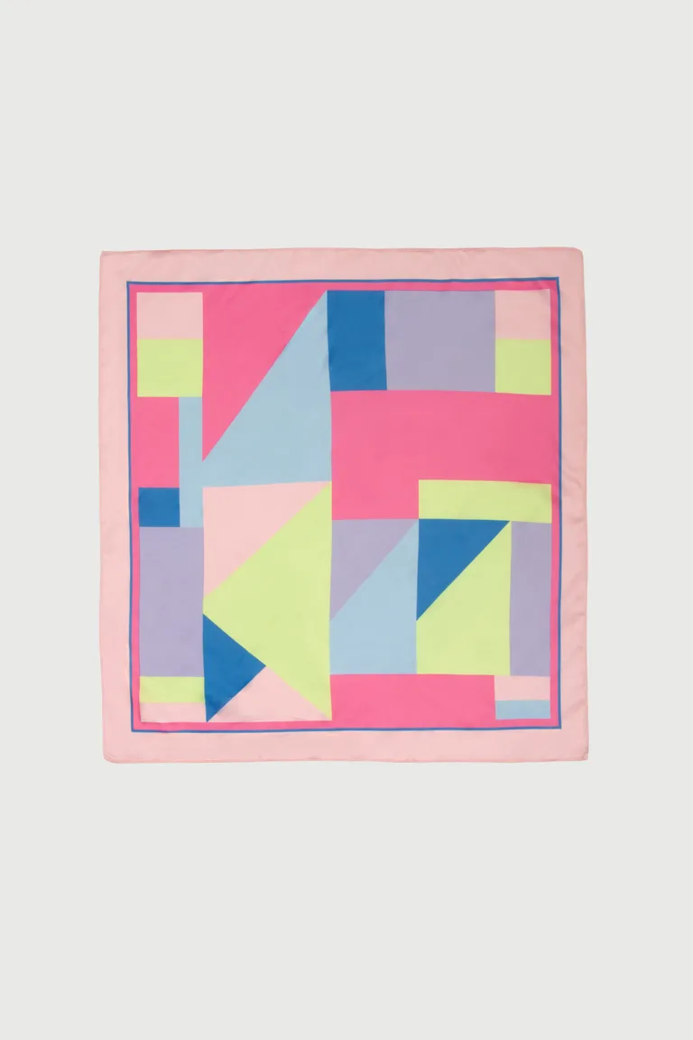 Pañuelo de seda con estampado geométrico multicolor, un complemento versátil y elegante para tus looks de verano de Markova en Bufandas y Pañuelos para argentina