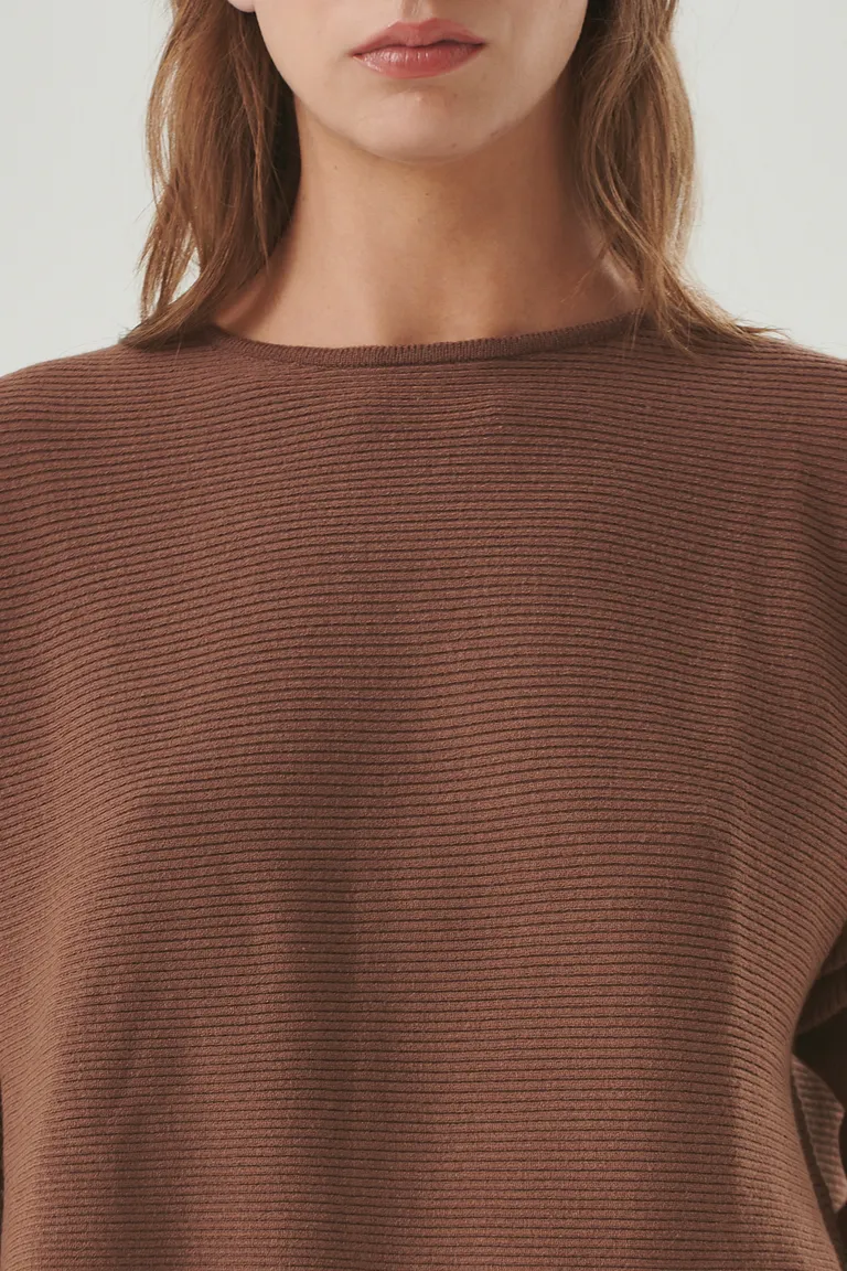 Suéter oversize con textura acanalada horizontal y estilo relajado de Sweet en Buzos y Sweaters para argentina