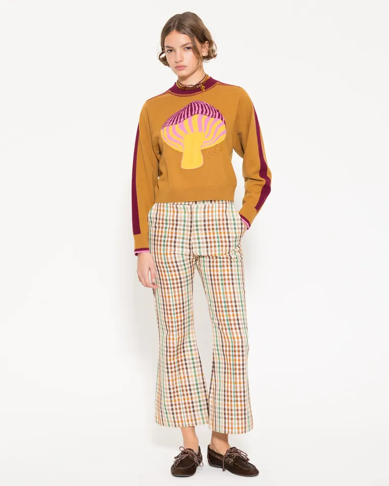 Suéter de diseño destacado con bordado de estilo artesanal y detalles en colores vivos de Jazmin Chebar en Buzos y Sweaters para argentina