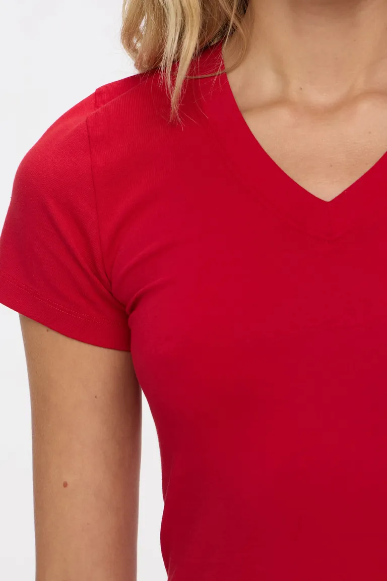 Remera básica de mujer con escote en V y mangas cortas de ajuste entallado de Cuesta Blanca en Remeras para argentina