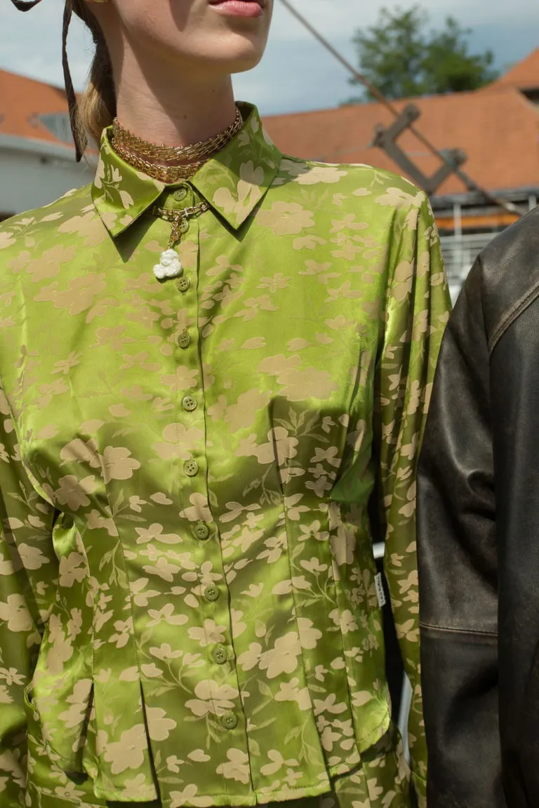 Camisa floral de manga larga con ajuste en la espalda y diseño satinado de Las Pepas en Camisas para argentina