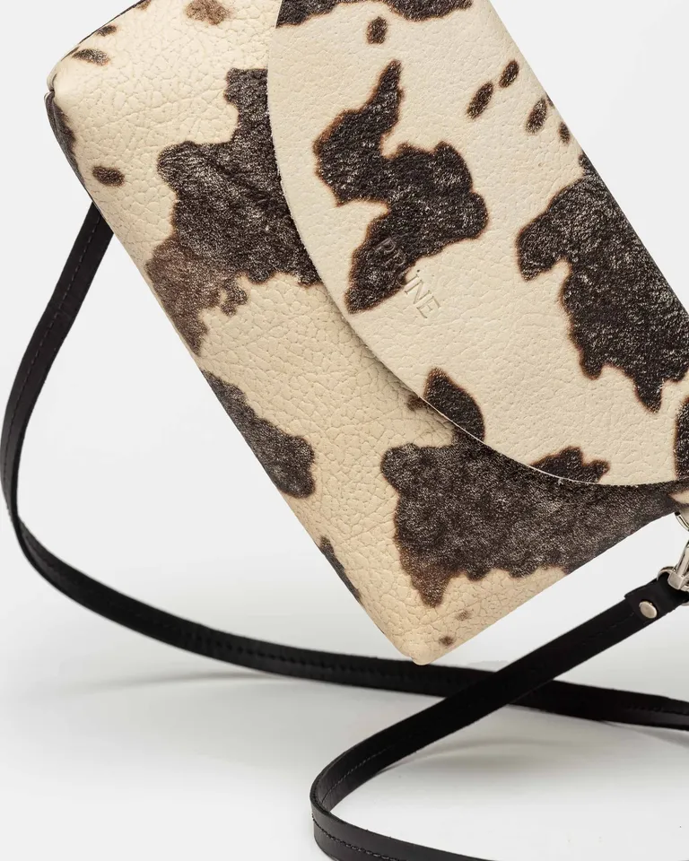Bolso mini Viena en piel grabada con estampado de vaca, práctico y elegante de Prüne en Bolsos y Carteras para argentina