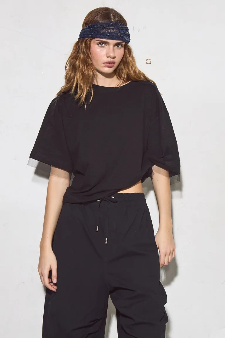 Remera negra de corte relajado y diseño minimalista para mujer de Allo Martinez en Remeras para argentina