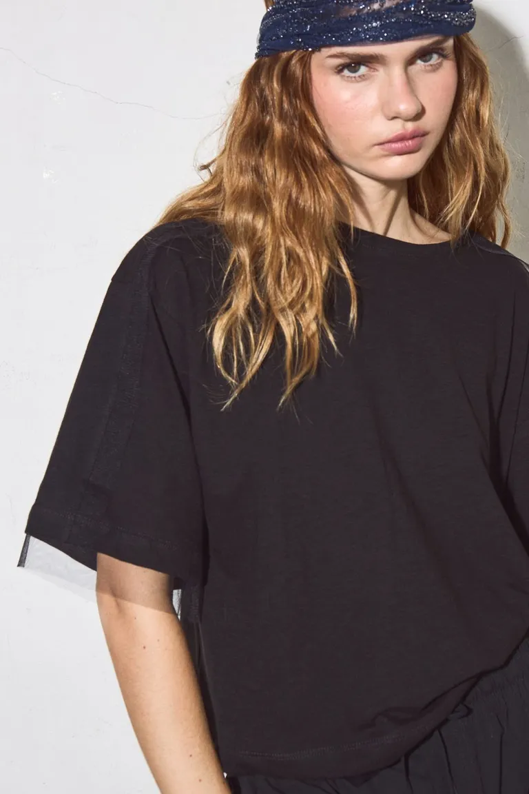 Remera negra de corte relajado y diseño minimalista para mujer de Allo Martinez en Remeras para argentina