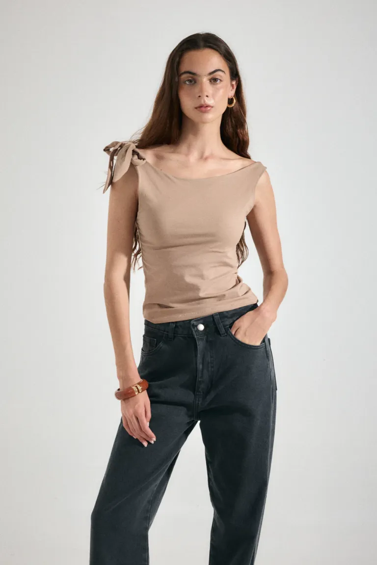 Musculosa negra de corte ceñido y cuello bote para mujer de Audaz en Tops para argentina