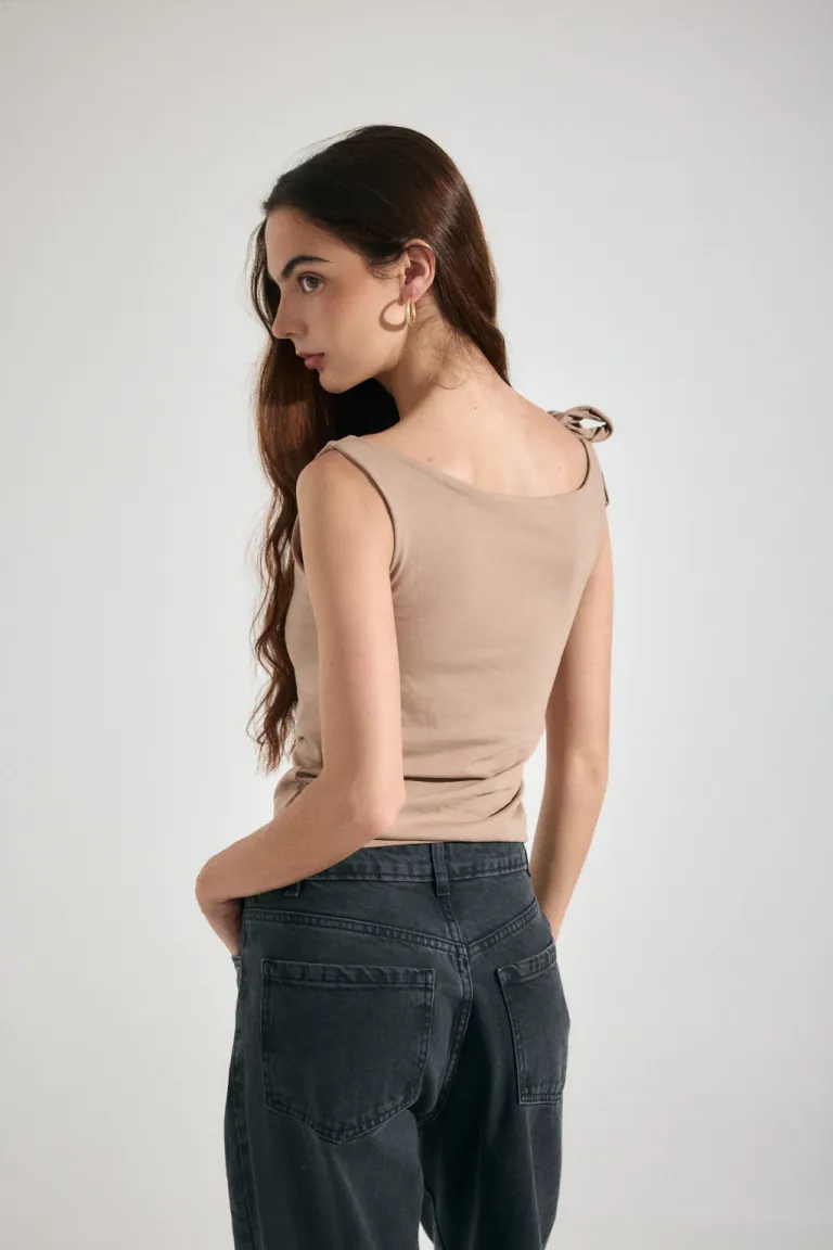 Musculosa negra de corte ceñido y cuello bote para mujer de Audaz en Tops para argentina