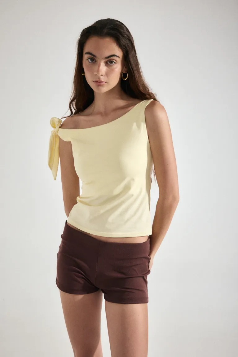 Musculosa negra de corte ceñido y cuello bote para mujer de Audaz en Tops para argentina