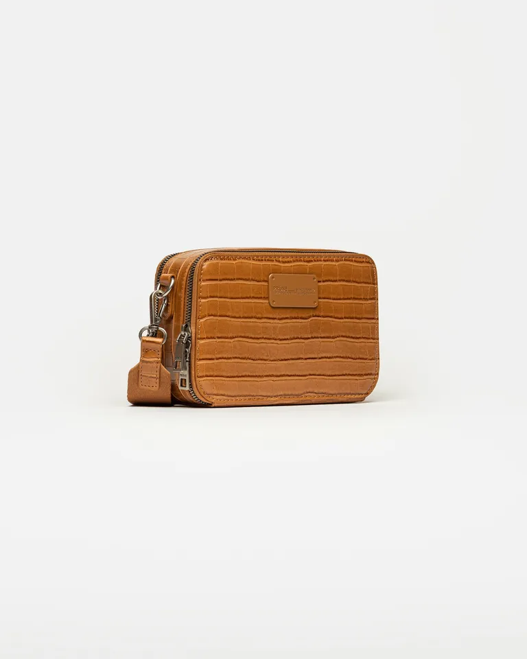 Bandolera rígida de cuero croco con placa metálica en el frente de Prüne en Bolsos y Carteras para argentina