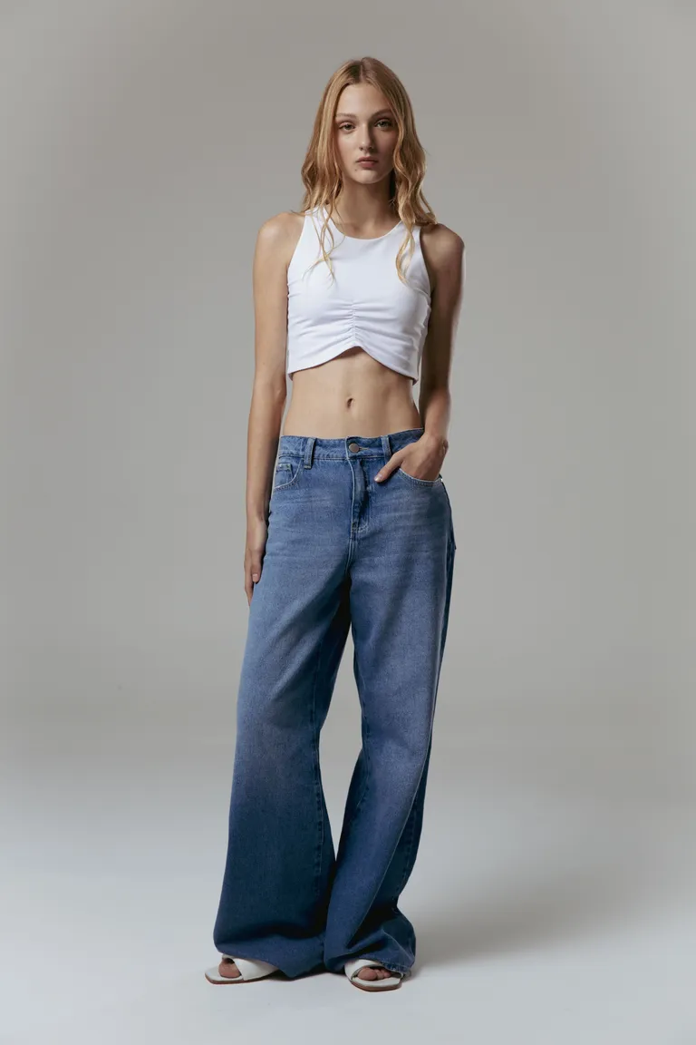 Pantalón wide leg en denim azul con lavado medio y desgaste de Naíma en Pantalones para argentina