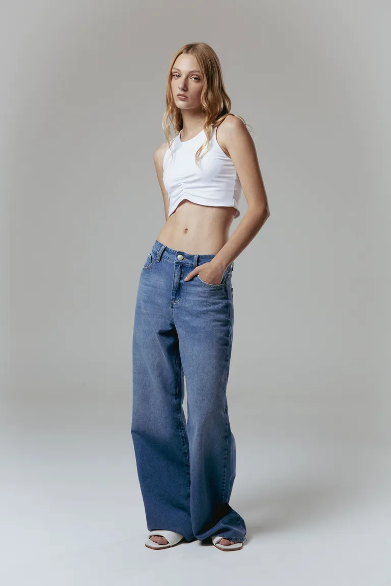 Pantalón wide leg en denim azul con lavado medio y desgaste de Naíma en Pantalones para argentina