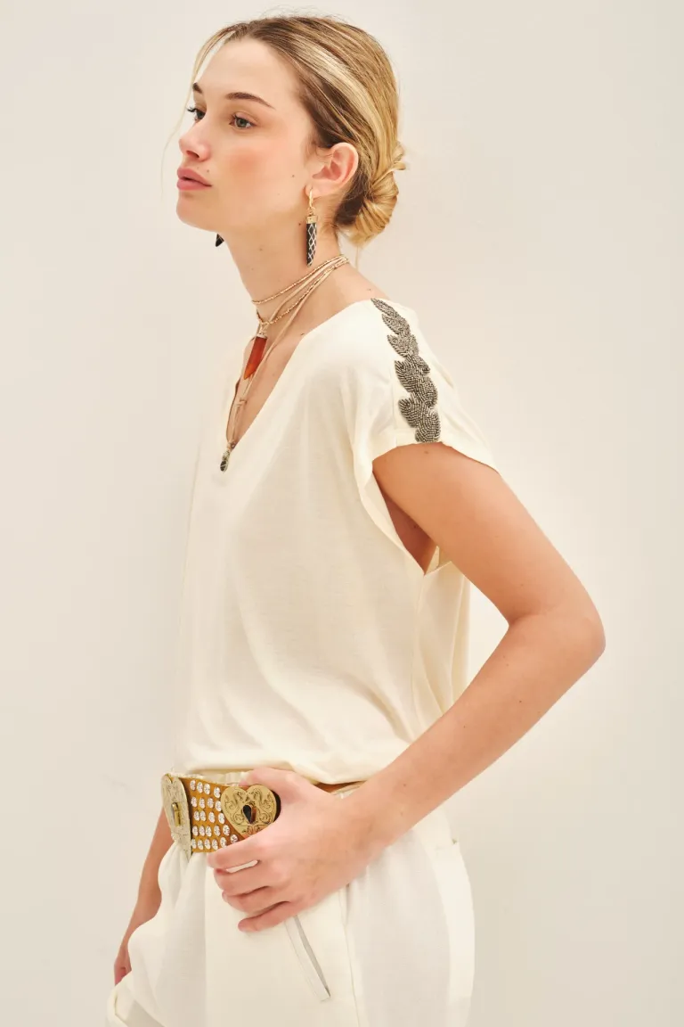 Remera de viscosa con bordado en los hombros, escote en V y manga corta de Rapsodia en Remeras para argentina