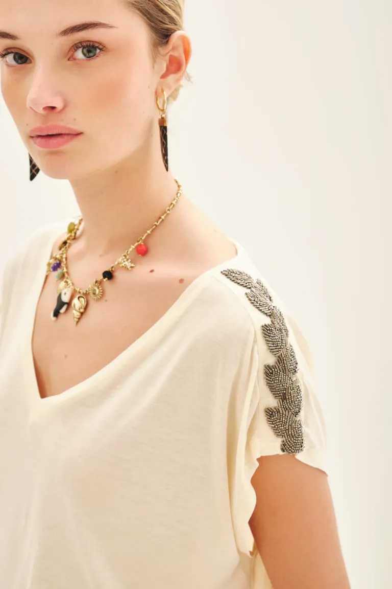 Remera de viscosa con bordado en los hombros, escote en V y manga corta de Rapsodia en Remeras para argentina