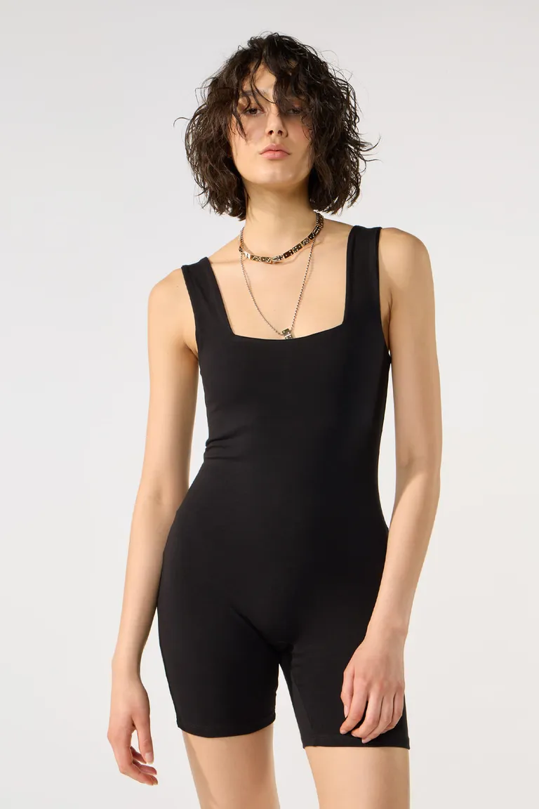 Mono Negro Corto de Tela Elástica con Escote Recto y Breteles Anchos de Cuesta Blanca en Monos para argentina