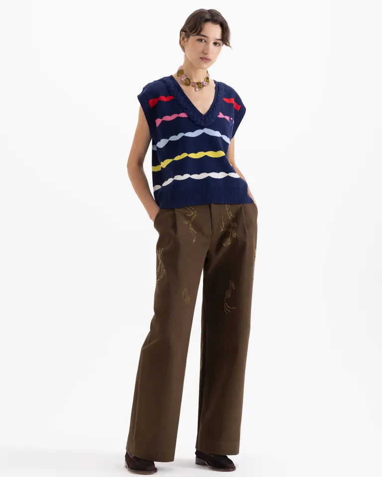 Chaleco sin mangas con escote en V, diseño de rayas horizontales y bordado distintivo en el frente de Jazmin Chebar en Chalecos para argentina