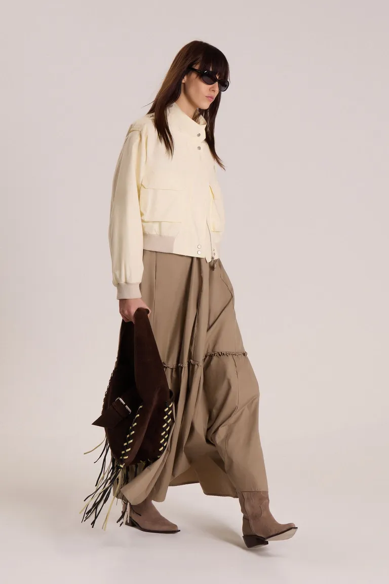 Chaqueta bomber de gabardina con detalles elegantes y prácticos de Maria Cher en Chaquetas para argentina
