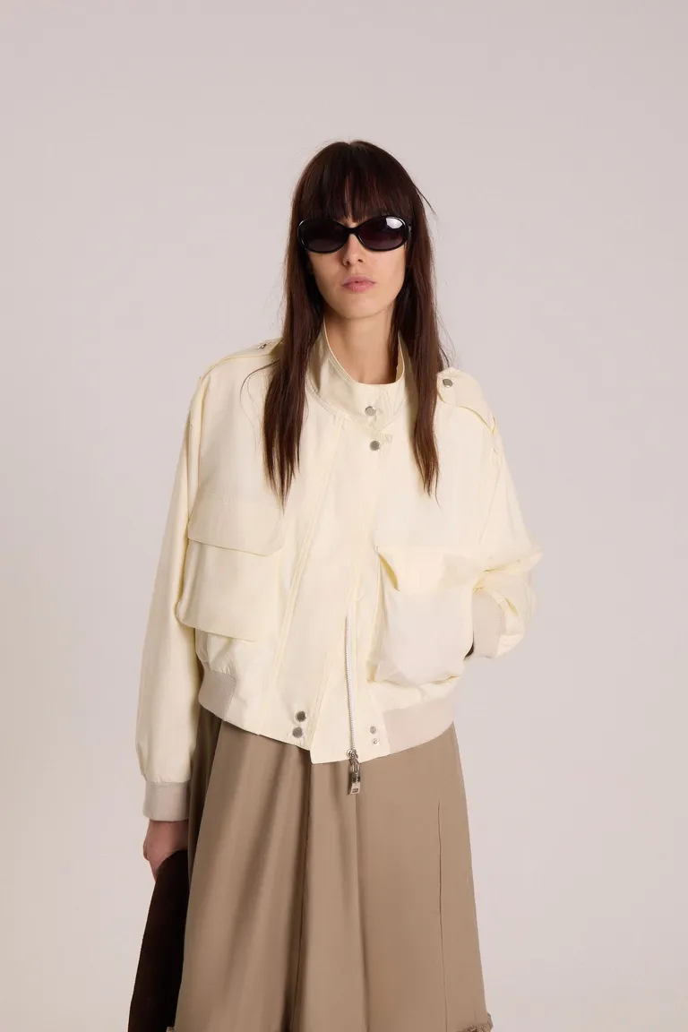 Chaqueta bomber de gabardina con detalles elegantes y prácticos de Maria Cher en Chaquetas para argentina