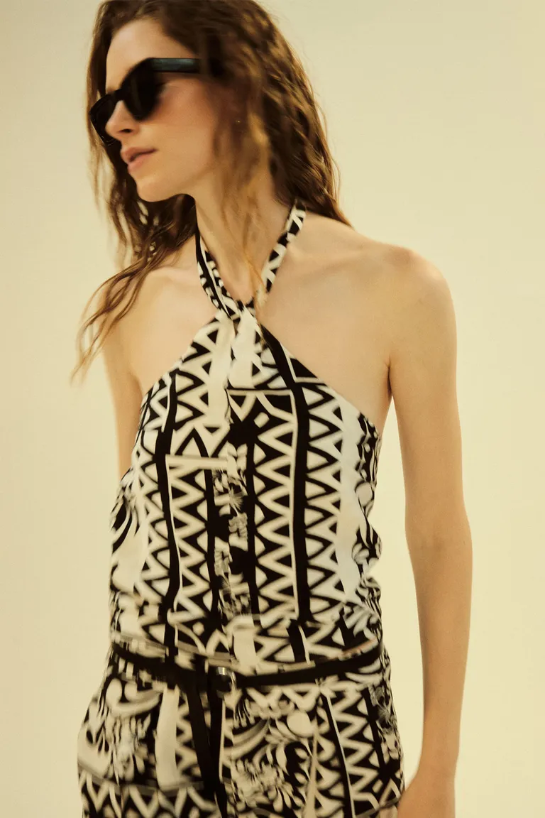Top estampado con escote halter y espalda descubierta, ideal para un look sofisticado y moderno de Cuesta Blanca en Tops para argentina