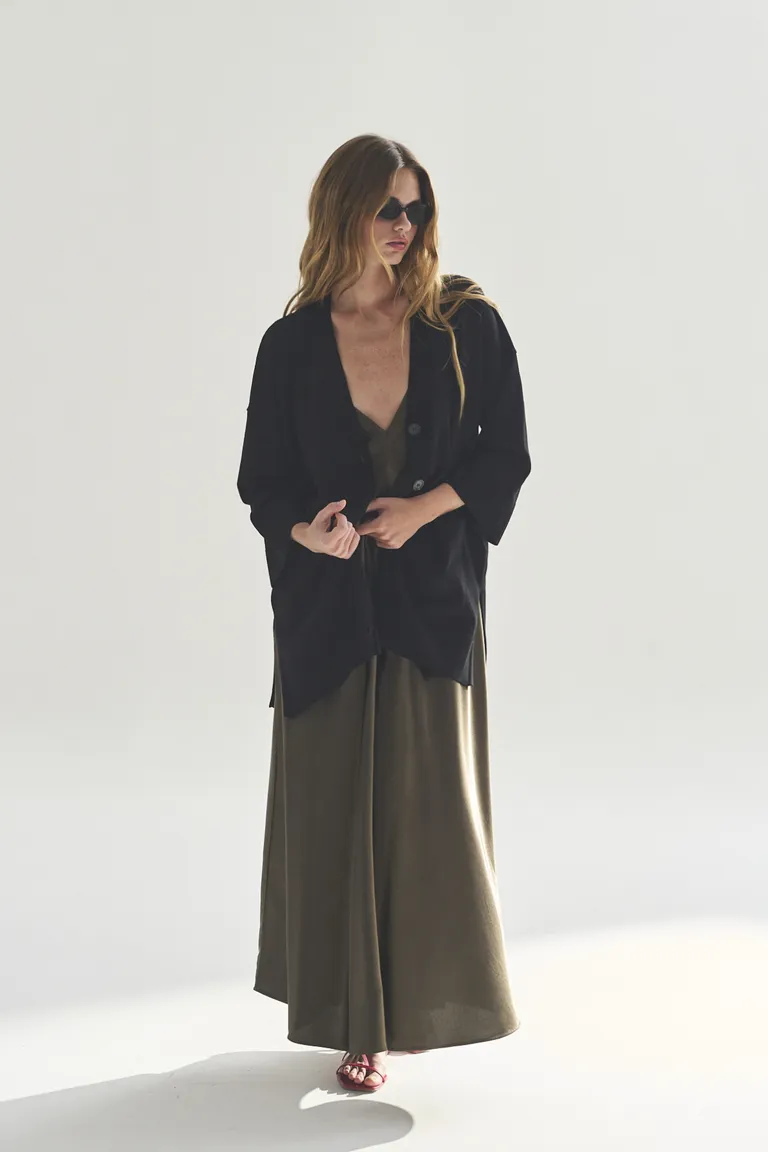 Elegante cardigan de punto negro de diseño versátil para looks casuales y formales de Akiabara en Buzos y Sweaters para argentina