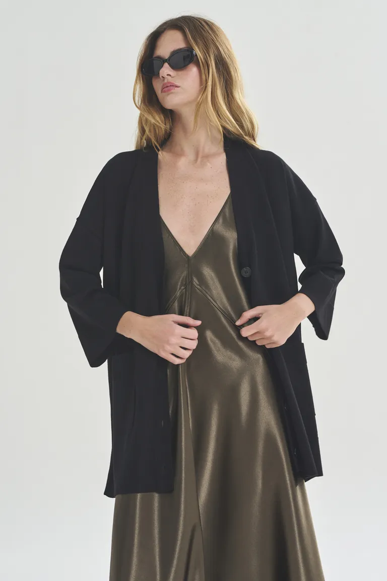 Elegante cardigan de punto negro de diseño versátil para looks casuales y formales de Akiabara en Buzos y Sweaters para argentina