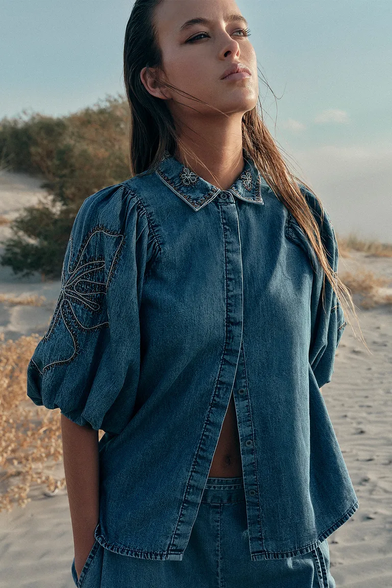 Camisa de denim con bordados artesanales y mangas abullonadas para un look casual y chic de Sweet en Camisas para argentina