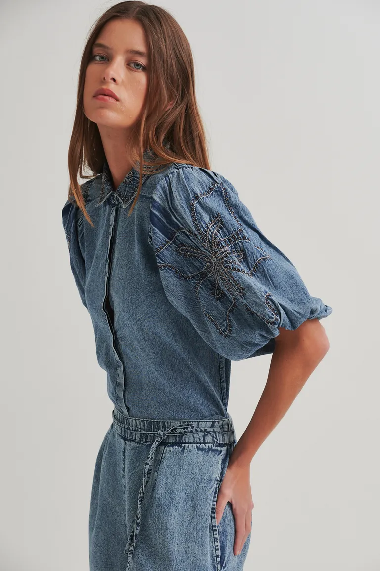 Camisa de denim con bordados artesanales y mangas abullonadas para un look casual y chic de Sweet en Camisas para argentina