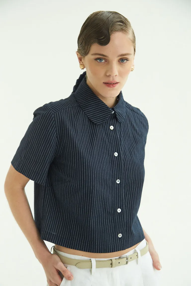 Camisa de manga corta a rayas blancas y azules, un básico versátil y cómodo para el verano de Las Pepas en Camisas para argentina