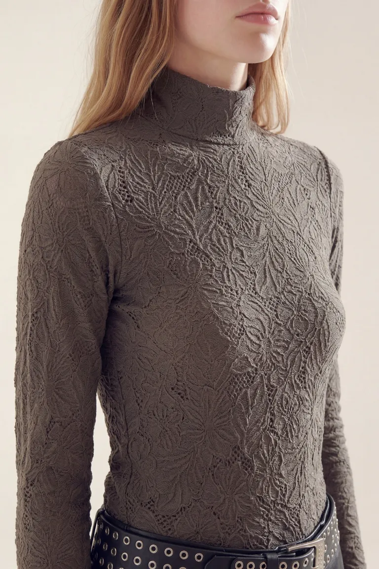 Remera manga larga con cuello alto y textura sutil entallada de Akiabara en Remeras para argentina